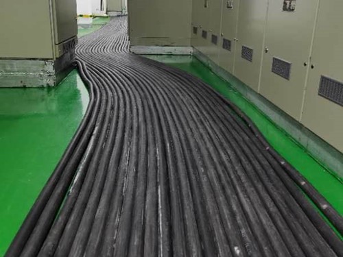 新城镇如何根据理论计算公式计算温度对特定电压测量结果的影响？